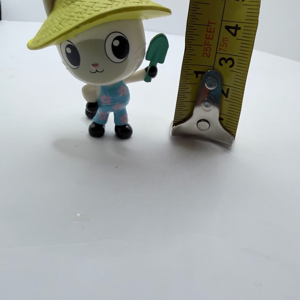 Gabbys Dollhouse Pandy Cute Cat Figurine with Straw Hat and Shovel cake topper - Picture 7 of 7
